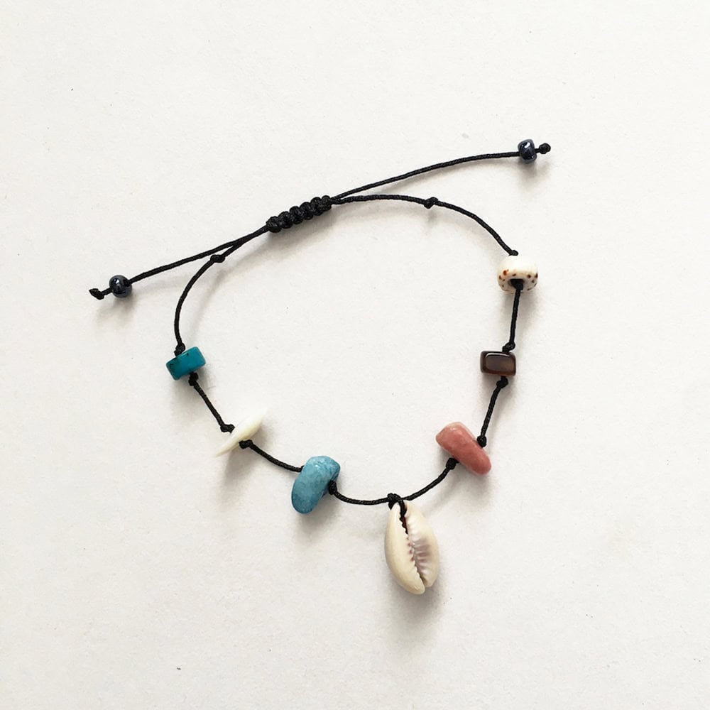 Adjustable bracelet with a mix of shell and vintage stone beads
